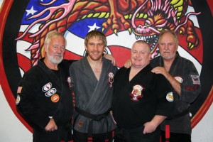 Rainer Schulte, Michael Miller en Sean Kelley met Dave Hebler.